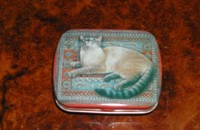 Kleine Blechdose mit liegender Katze I